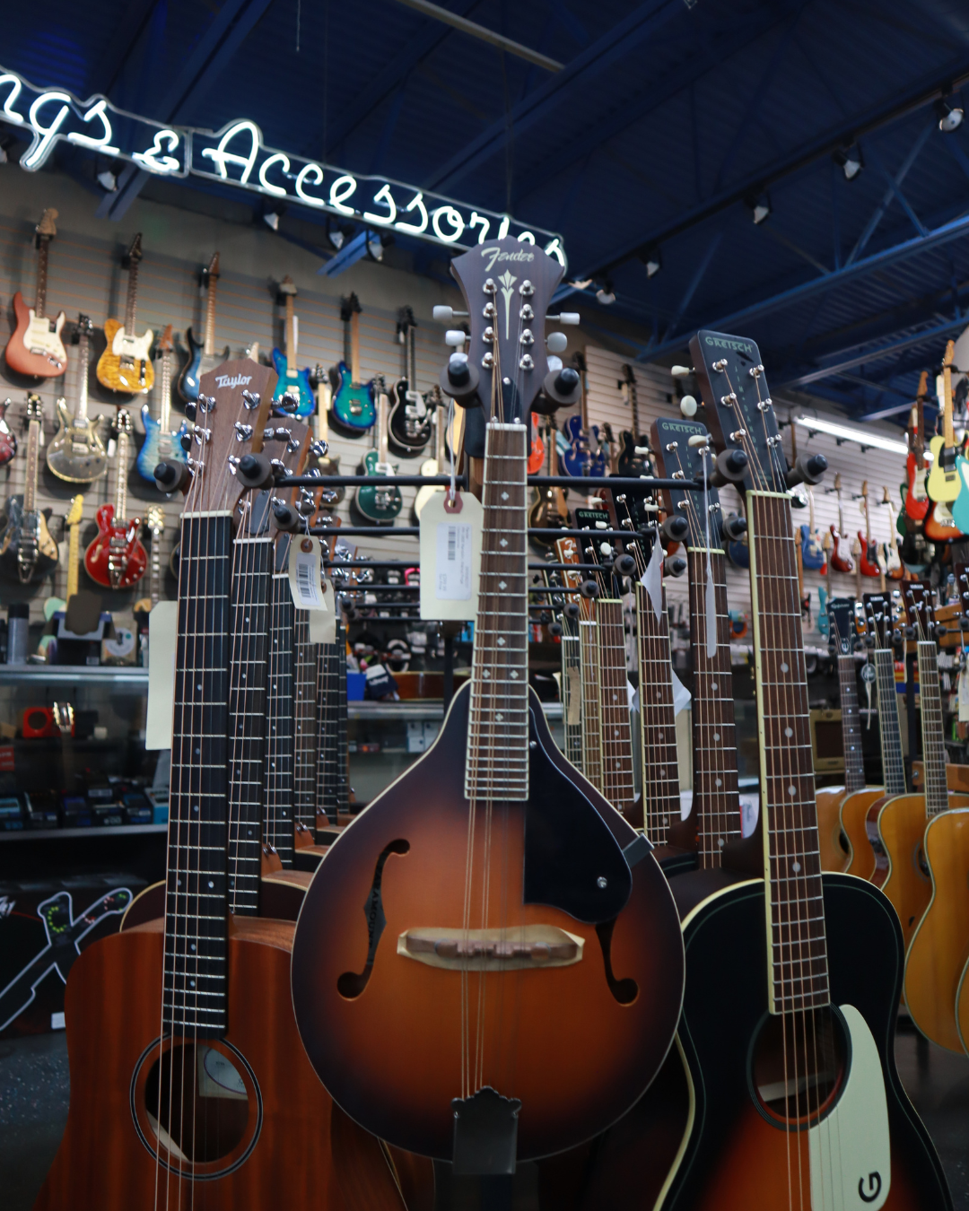 Fender 0970382337 PM-180E Mandolin, Walnut Fingerboard, Aged Cognac Burst