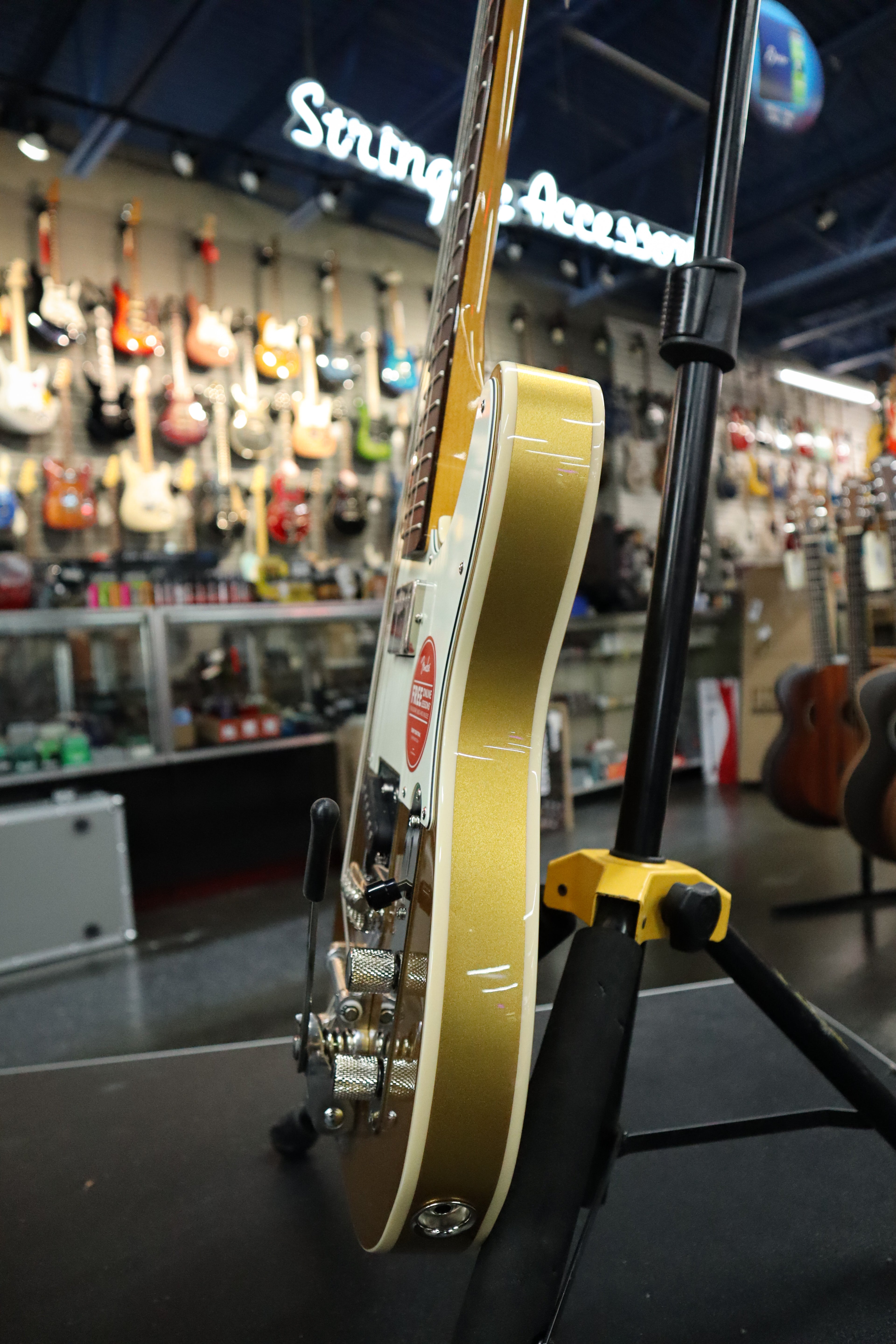 Squier Classic Vibe™ Custom Telecaster® SH with Bigsby, Parchment Pickguard, Aztec Gold