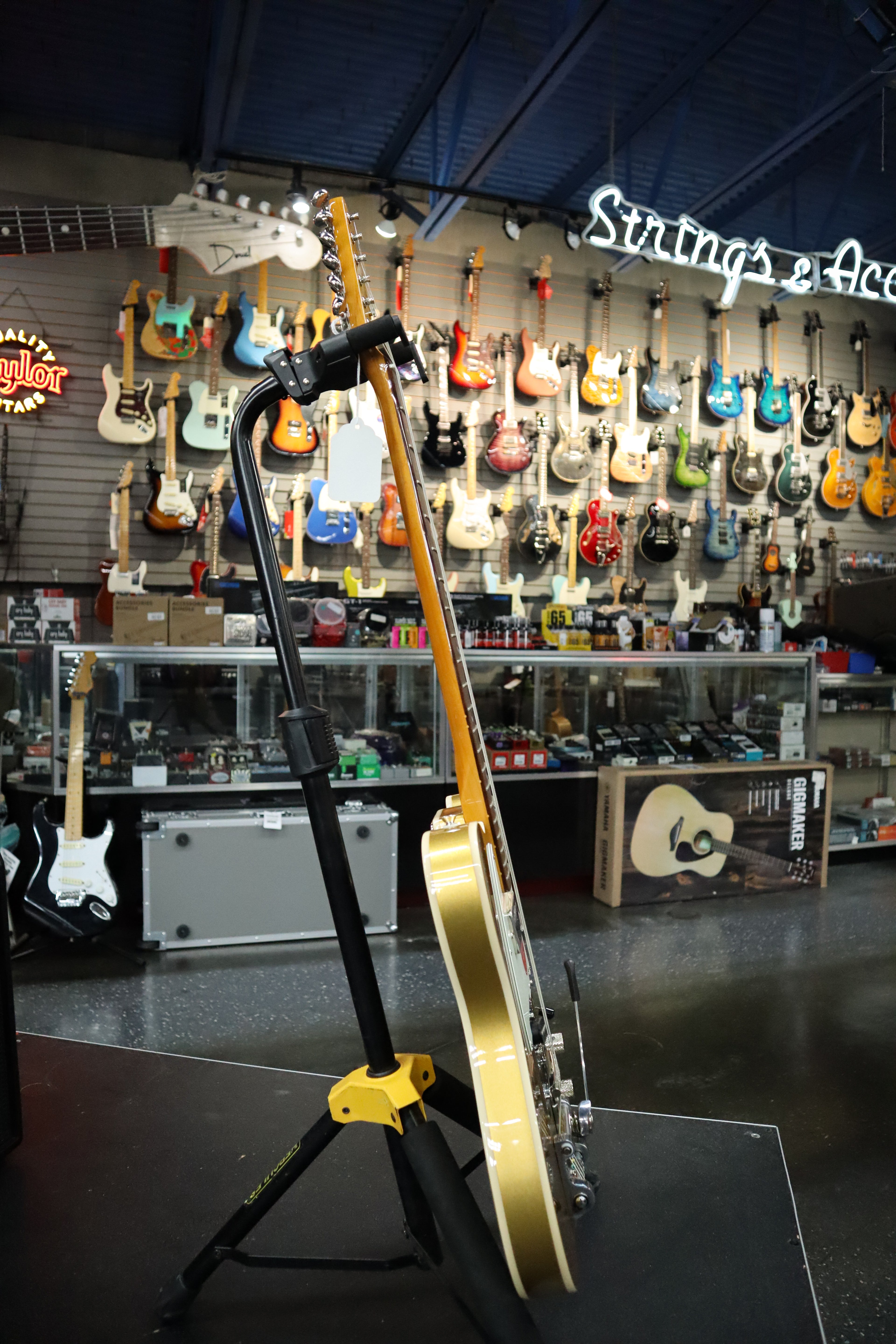Squier Classic Vibe™ Custom Telecaster® SH with Bigsby, Parchment Pickguard, Aztec Gold