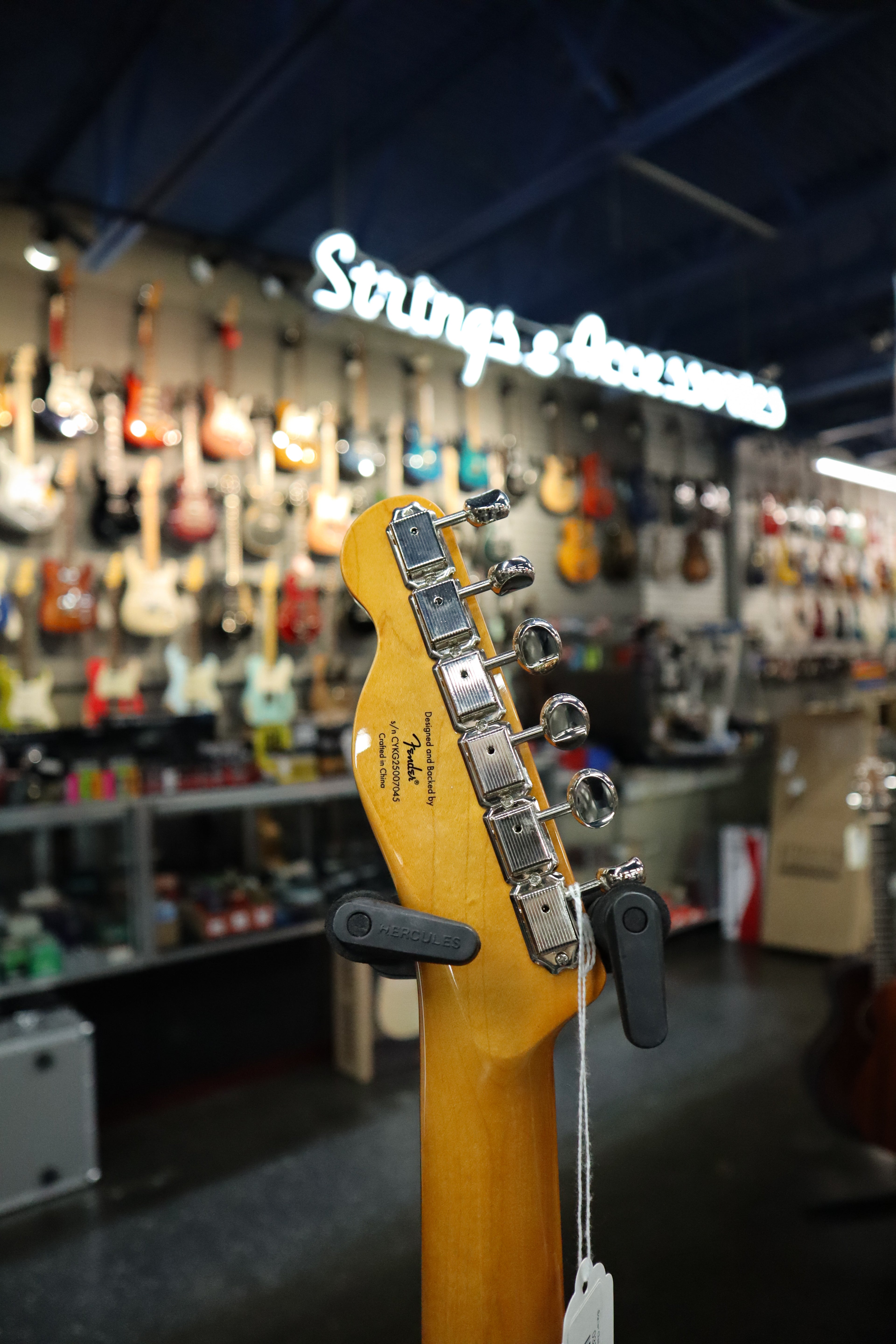 Squier Classic Vibe™ Custom Telecaster® SH with Bigsby, Parchment Pickguard, Aztec Gold