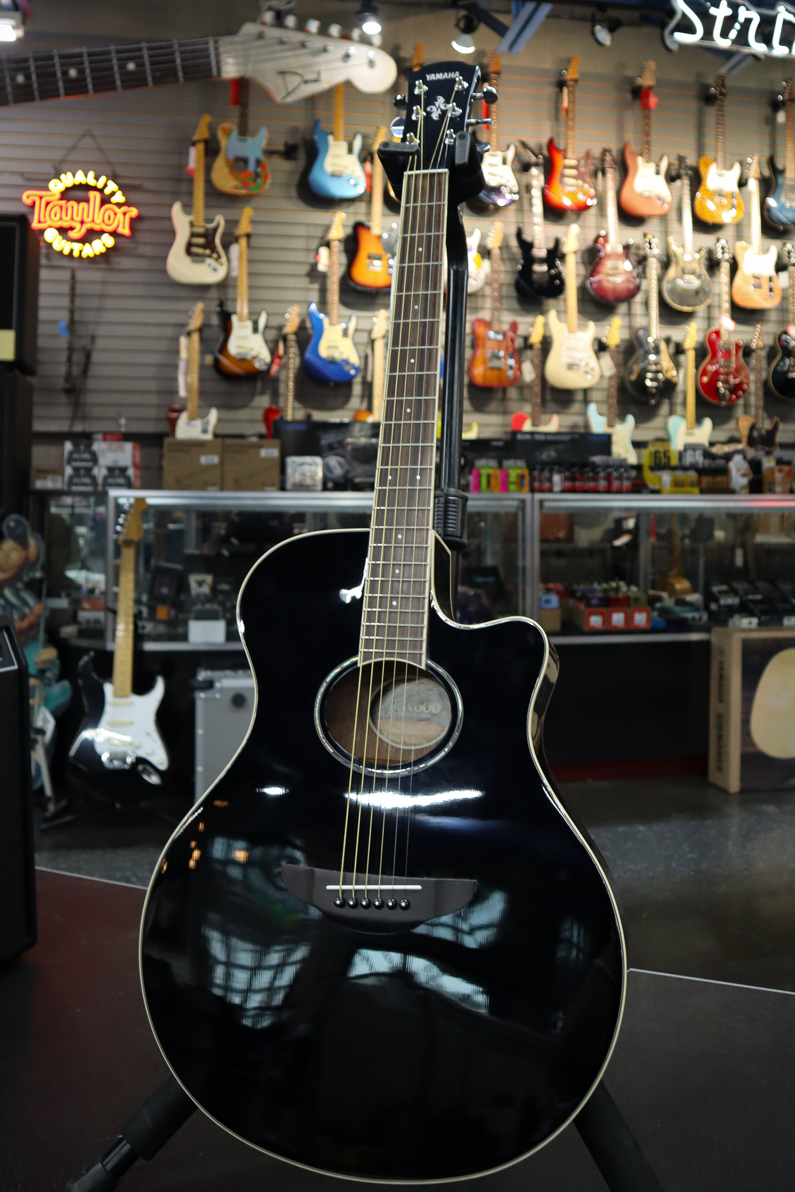 Yamaha APX600 Thinline Cutaway Acoustic-electric Guitar - Black