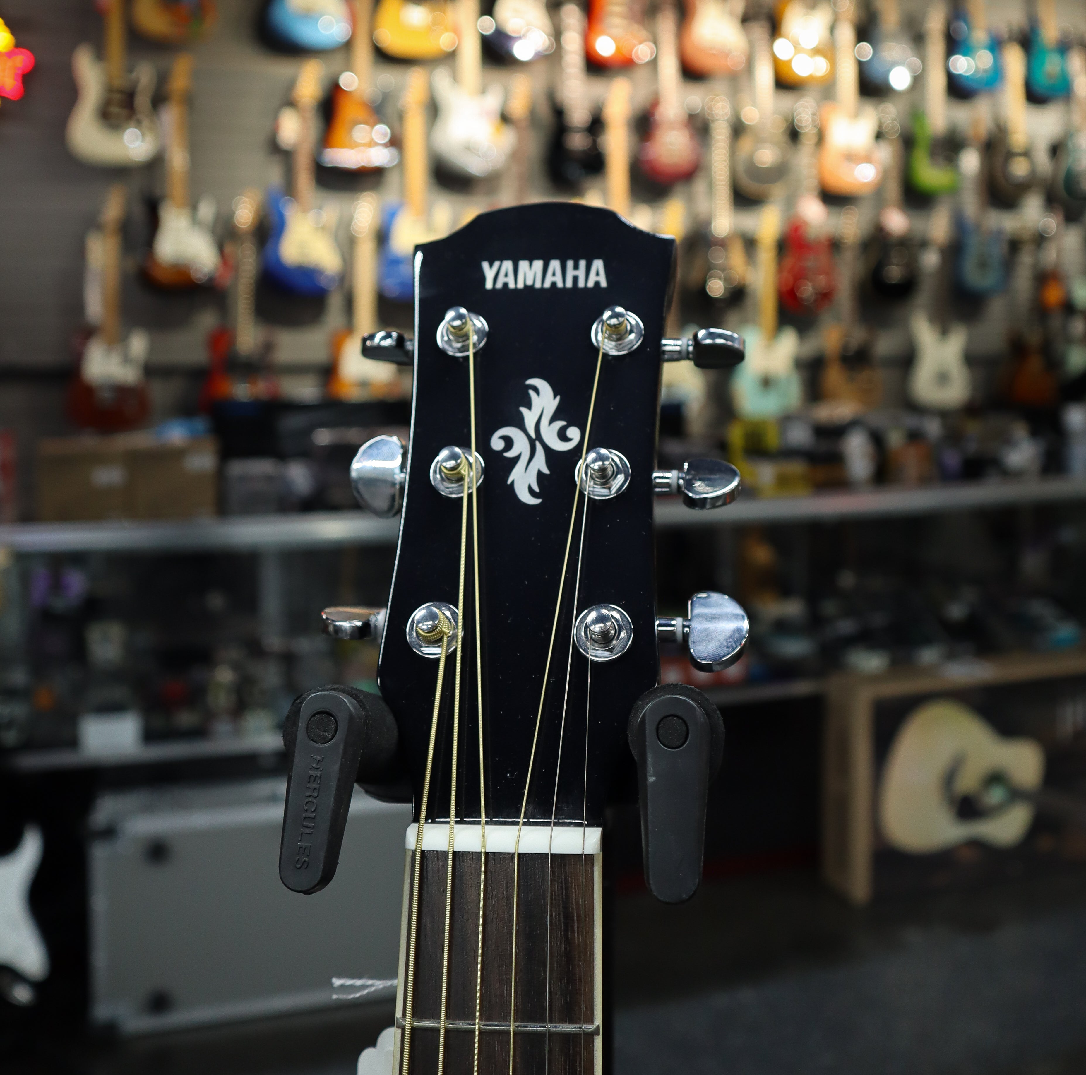 Yamaha APX600 Thinline Cutaway Acoustic-electric Guitar - Black