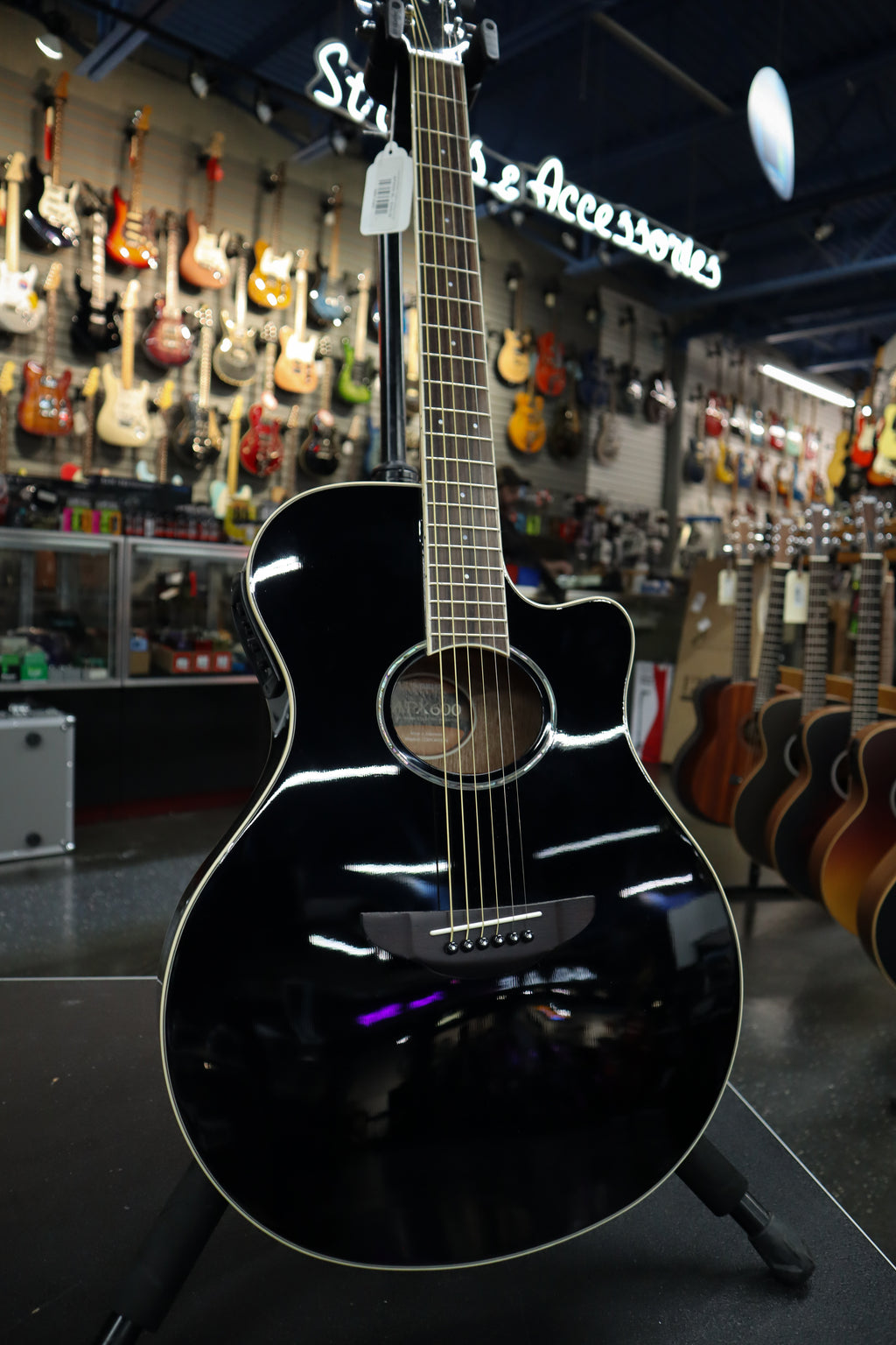 Yamaha APX600 Thinline Cutaway Acoustic-electric Guitar - Black
