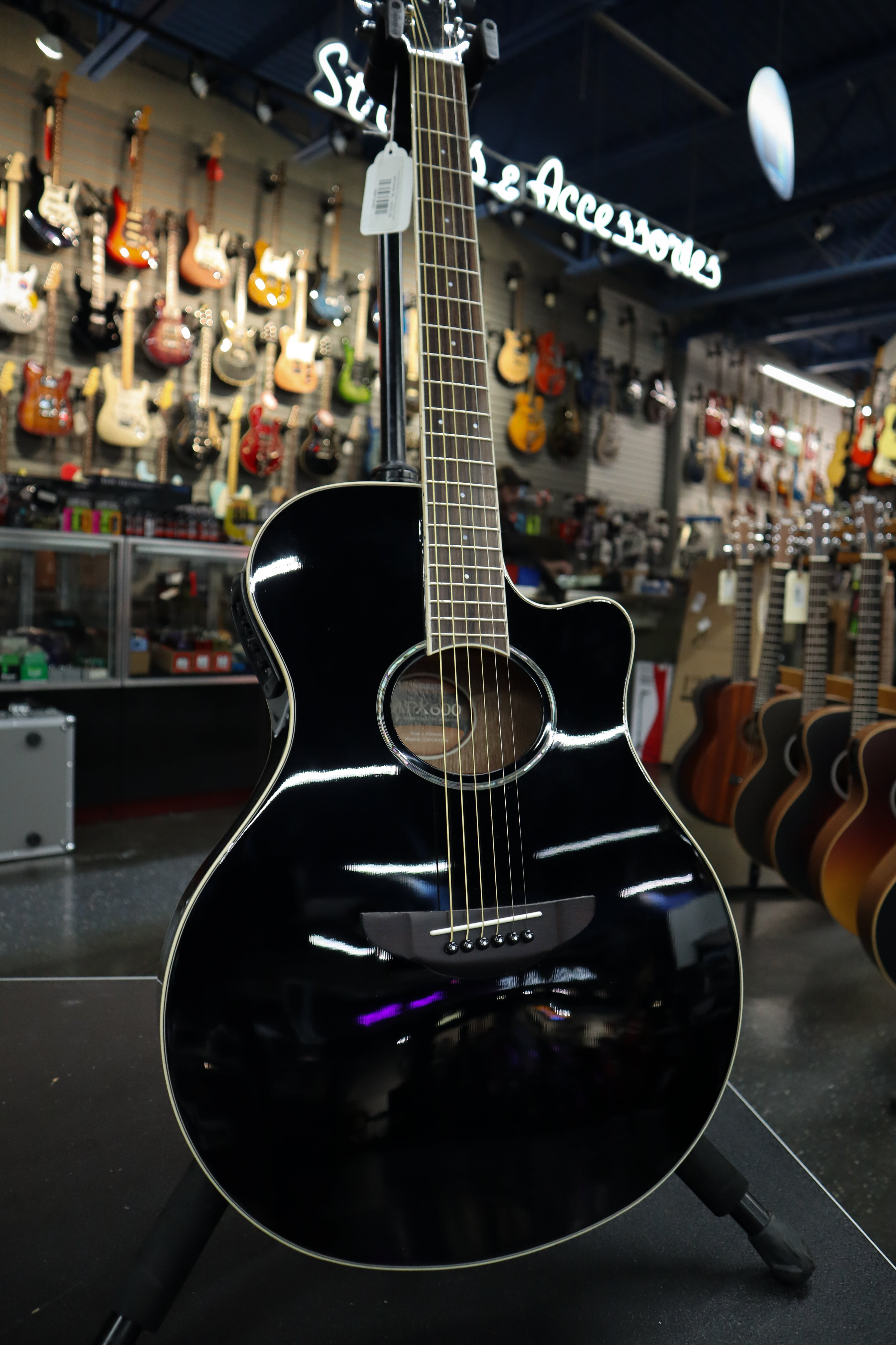 Yamaha APX600 Thinline Cutaway Acoustic-electric Guitar - Black