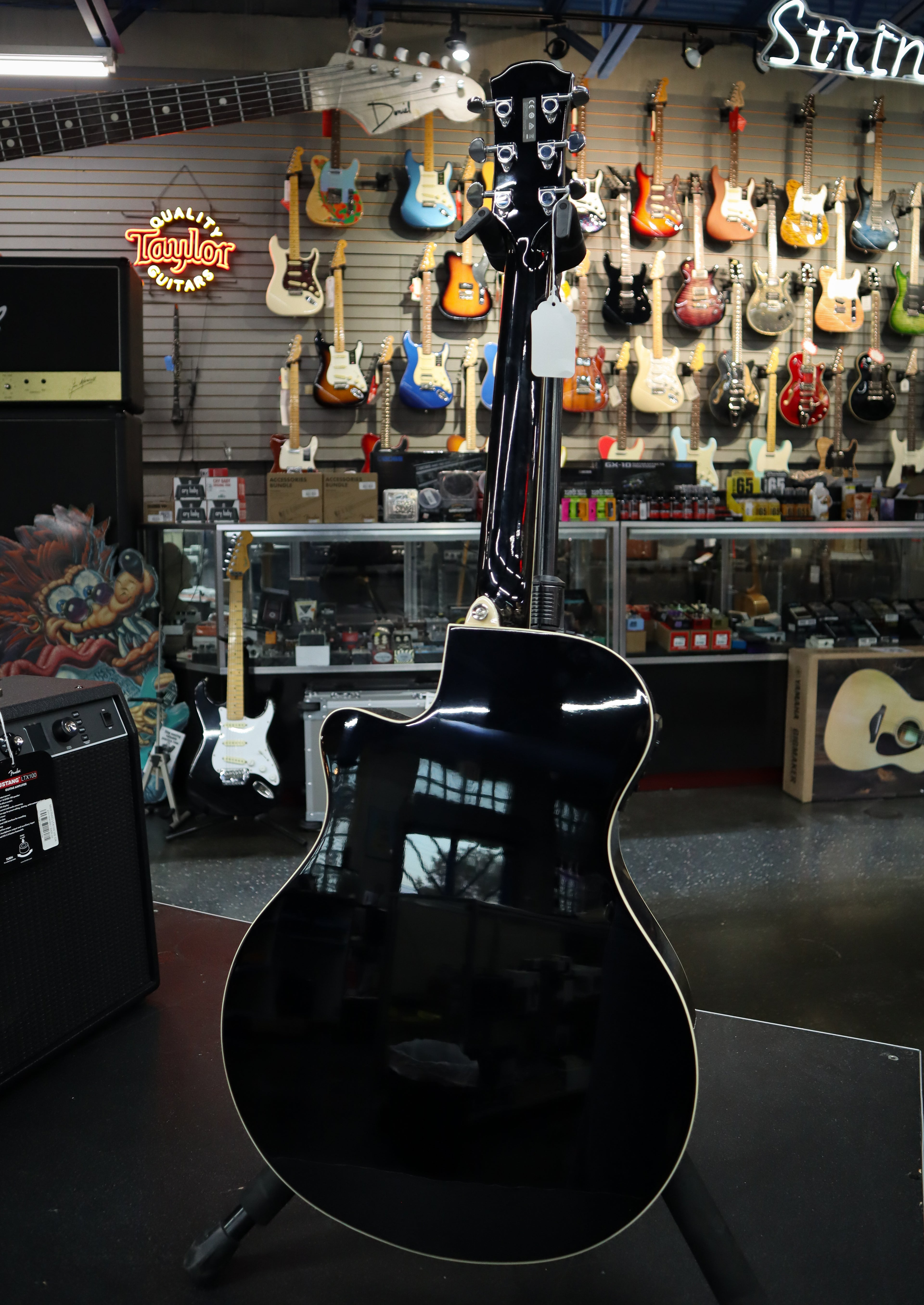 Yamaha APX600 Thinline Cutaway Acoustic-electric Guitar - Black