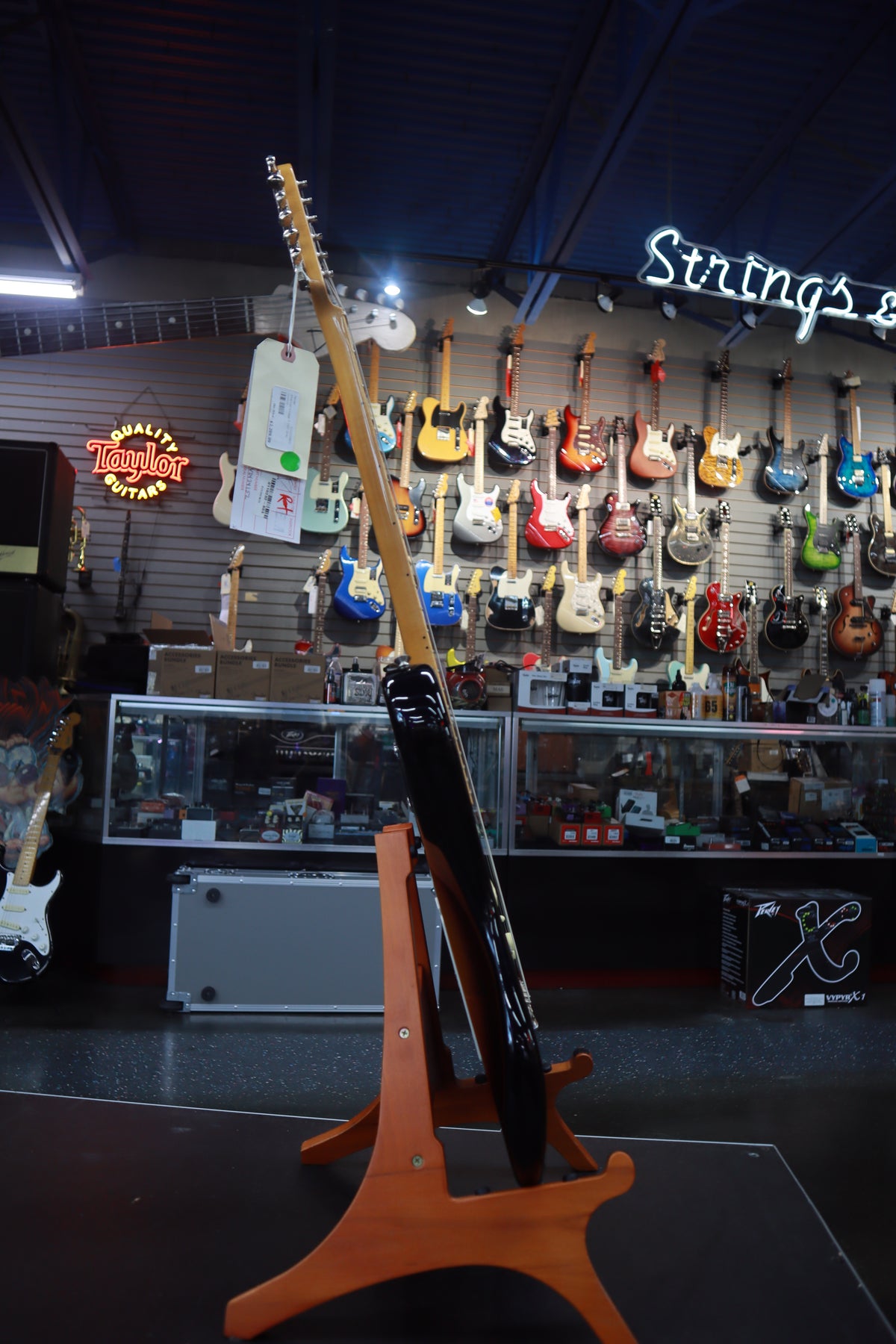 Fender 0110232803 American Vintage II 1957 Stratocaster®, Maple Fingerboard, 2-Color Sunburst
