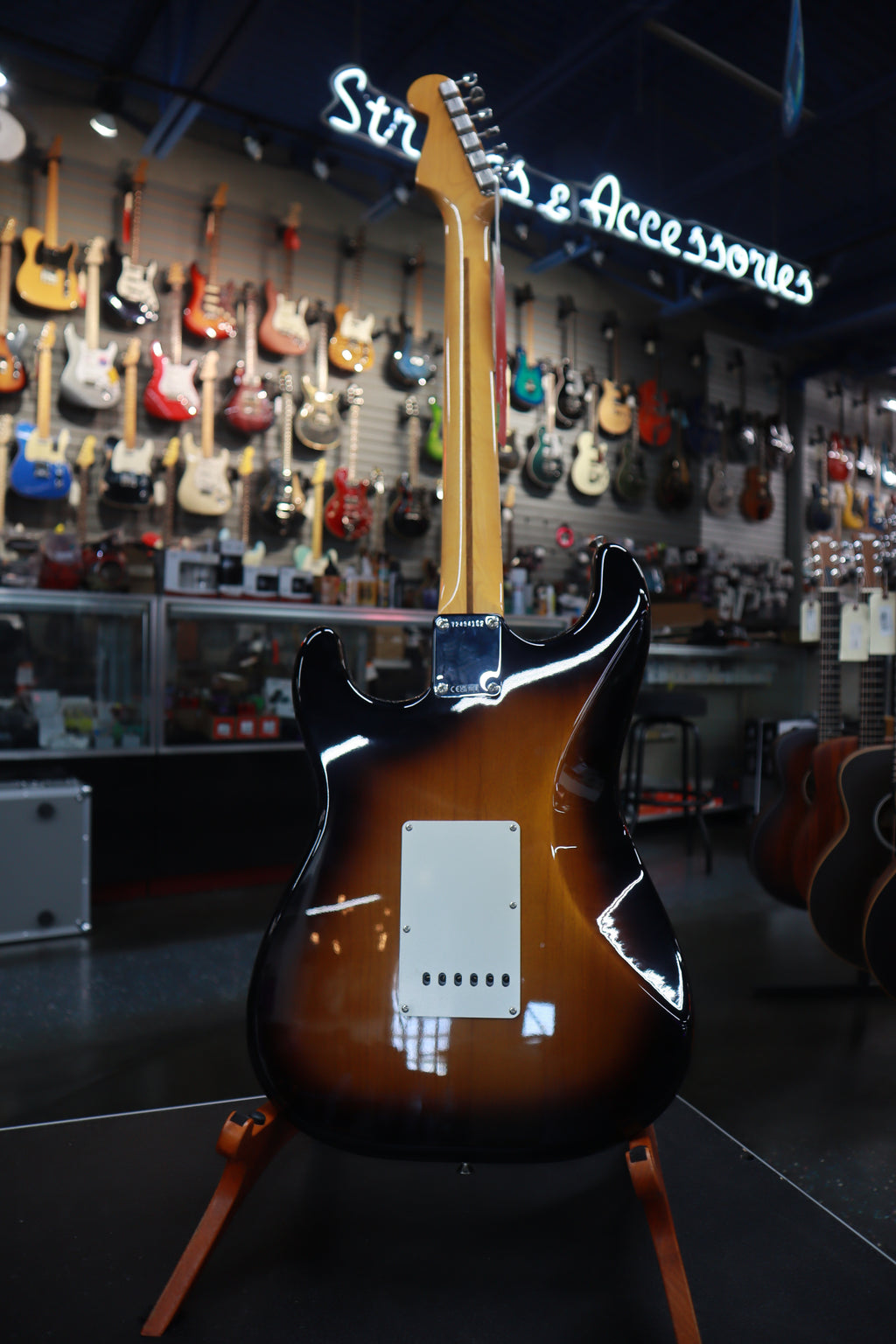 Fender 0110232803 American Vintage II 1957 Stratocaster®, Maple Fingerboard, 2-Color Sunburst