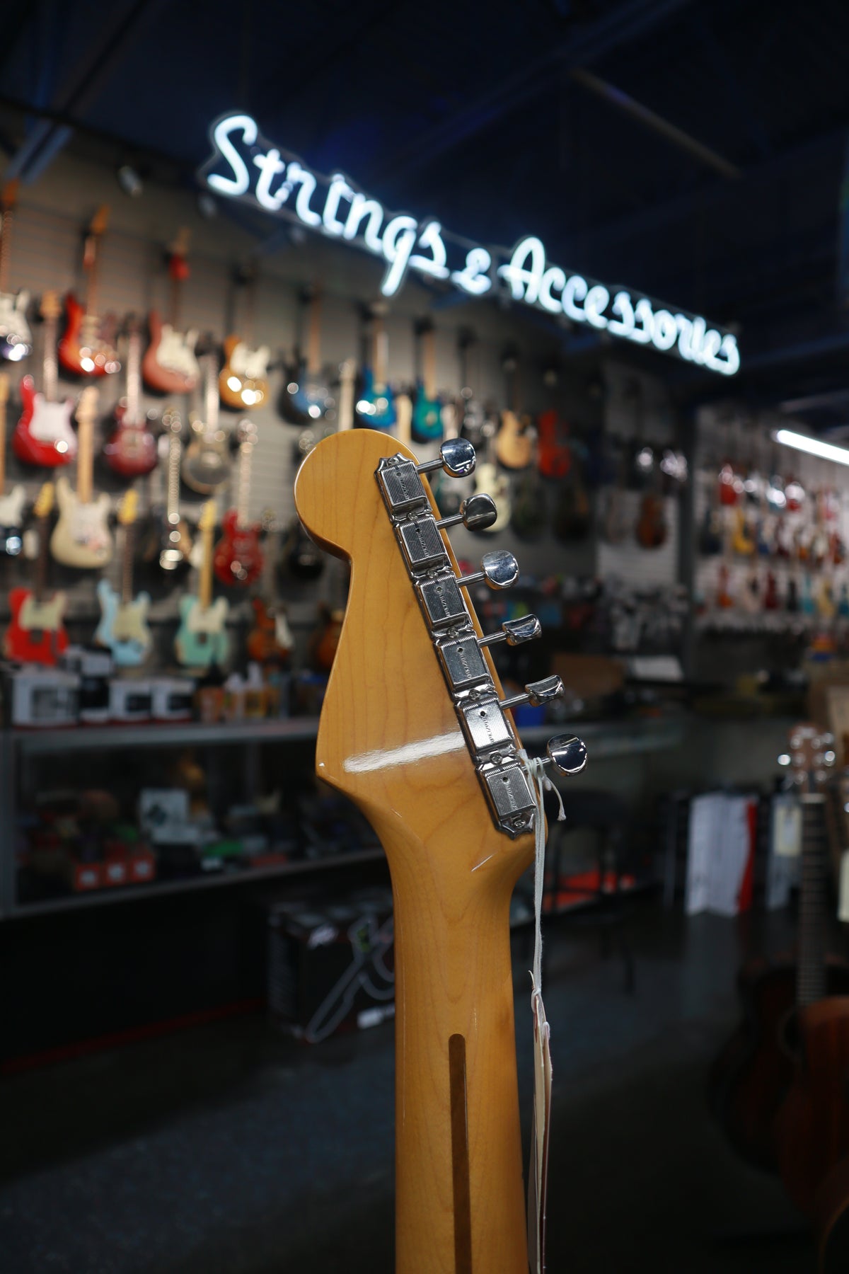Fender 0110232803 American Vintage II 1957 Stratocaster®, Maple Fingerboard, 2-Color Sunburst