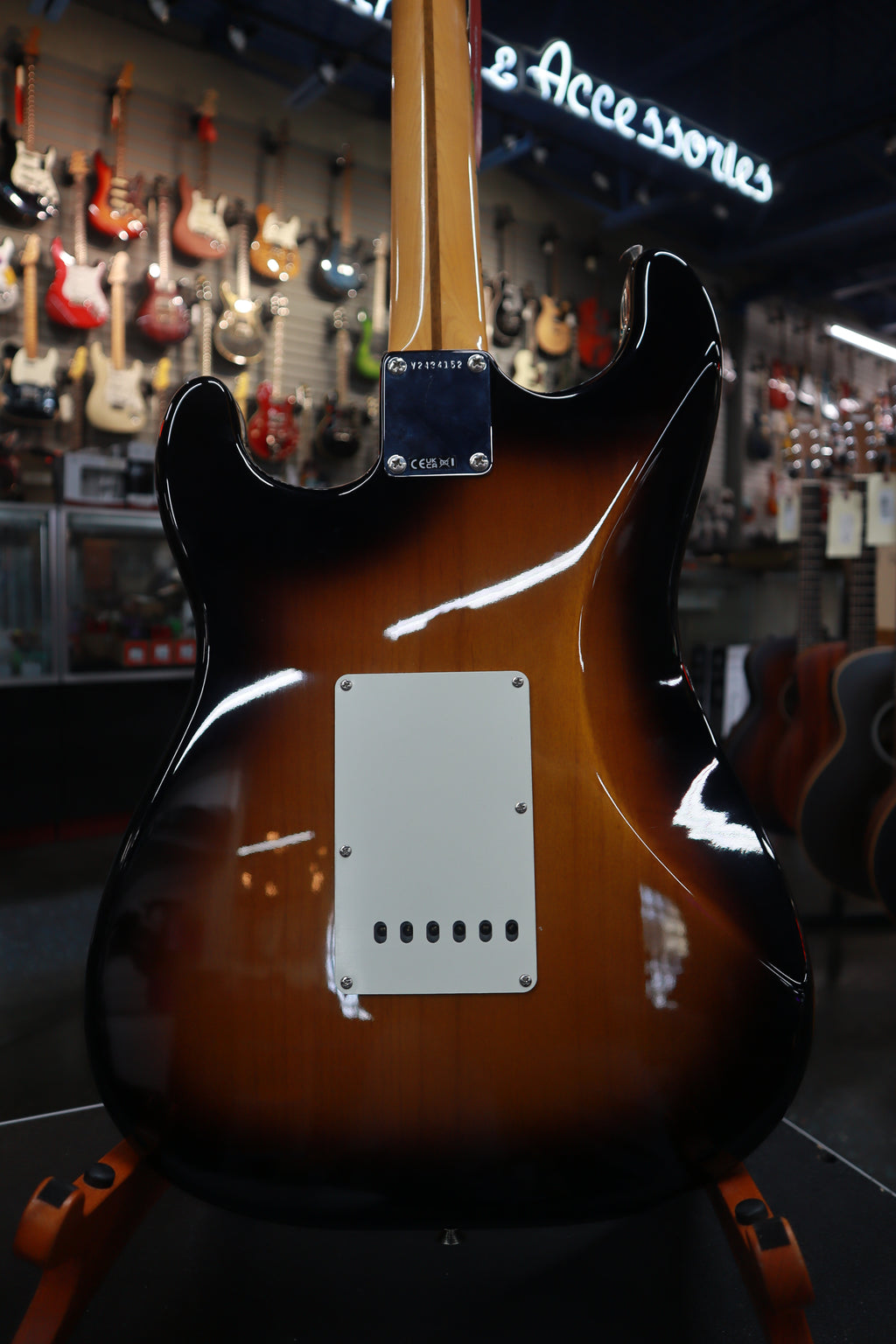 Fender 0110232803 American Vintage II 1957 Stratocaster®, Maple Fingerboard, 2-Color Sunburst