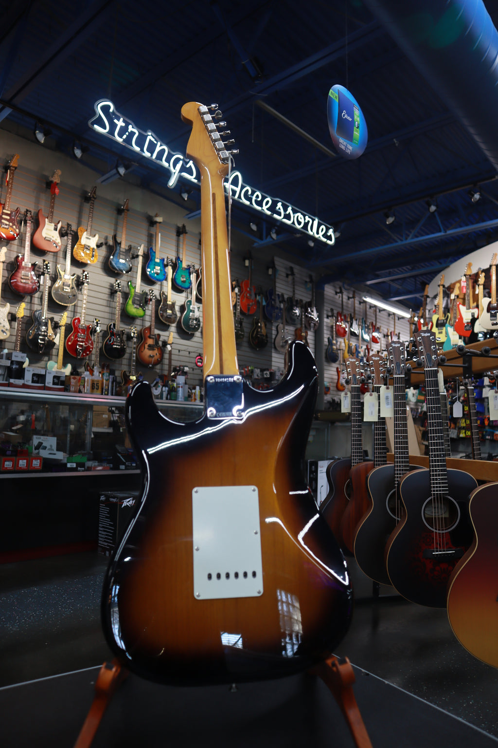 Fender 0110232803 American Vintage II 1957 Stratocaster®, Maple Fingerboard, 2-Color Sunburst
